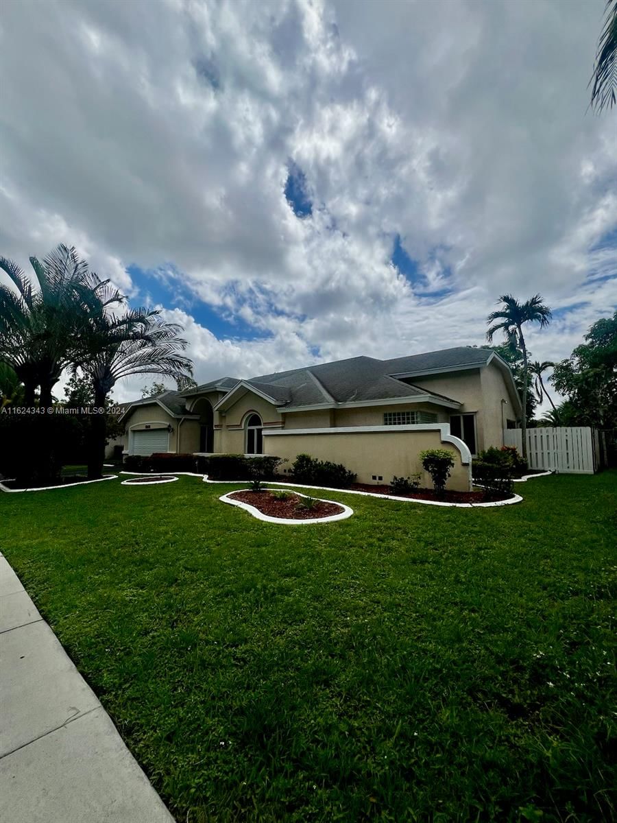 Real estate property located at 5245 70th Ave, Broward, BOULEVARD WOODS EAST, Lauderhill, FL