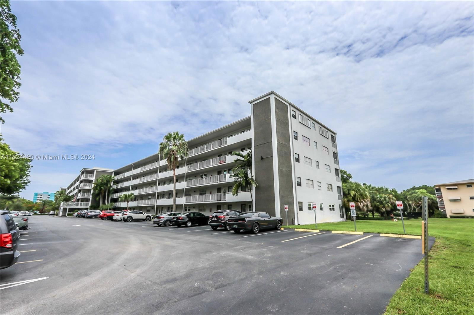 Real estate property located at 4800 Hillcrest Ln #112, Broward, HILLCREST COUNTRY CLUB AP, Hollywood, FL