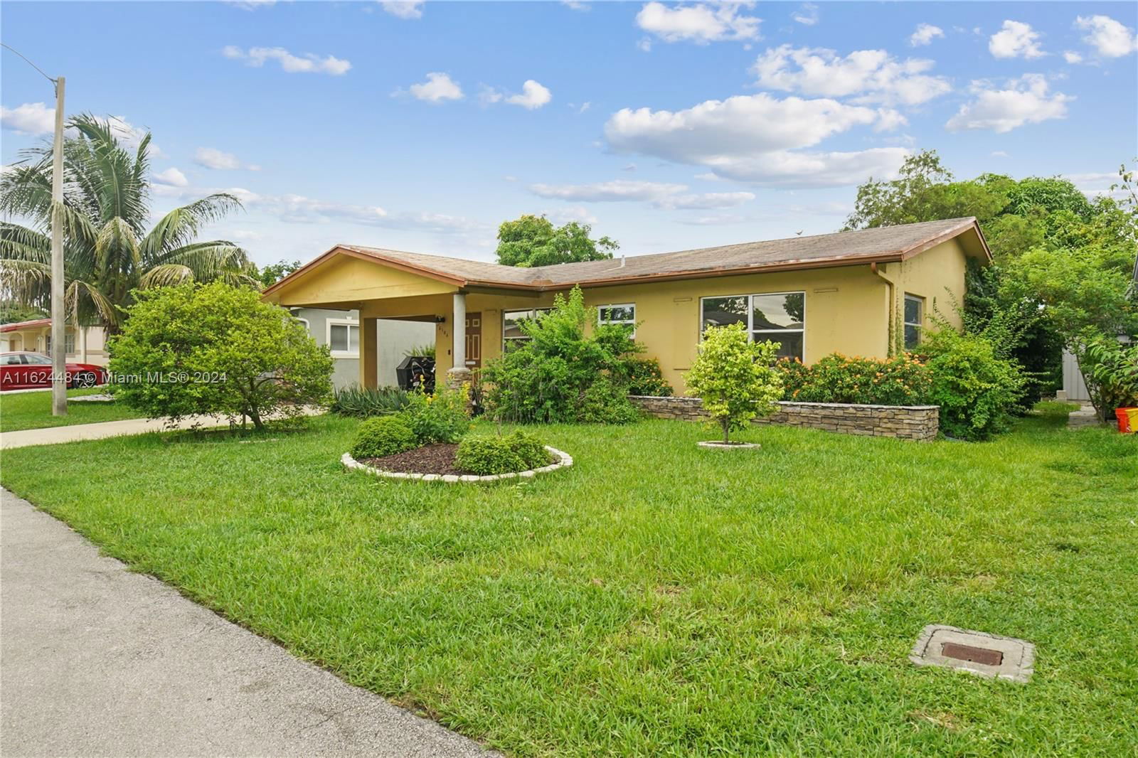 Real estate property located at 6104 71st Ave, Broward, MAINLANDS OF TAMARAC LAKE, Tamarac, FL