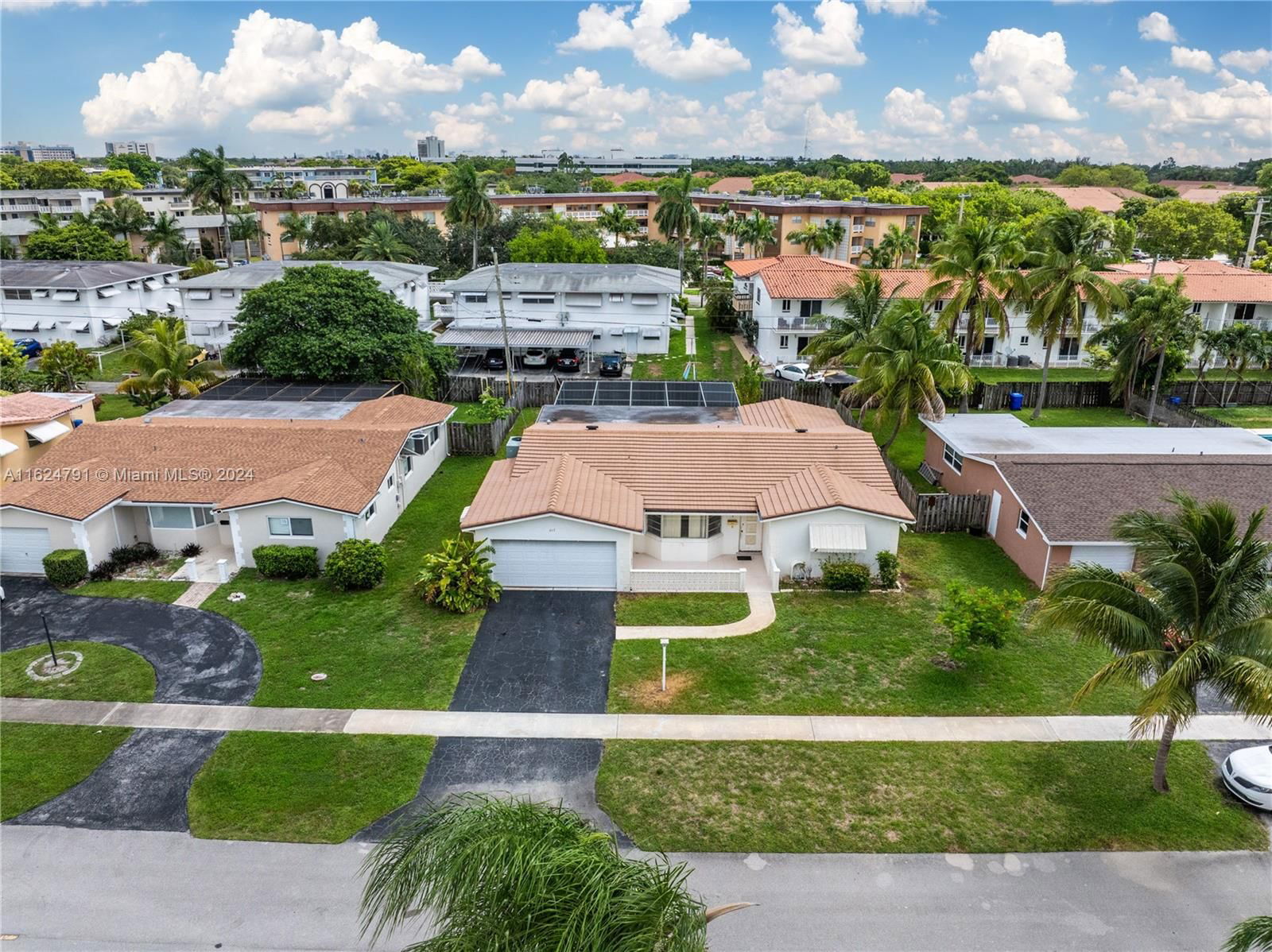 Real estate property located at 617 Crescent Dr, Broward County, HOLLYWOOD HILLS, Hollywood, FL