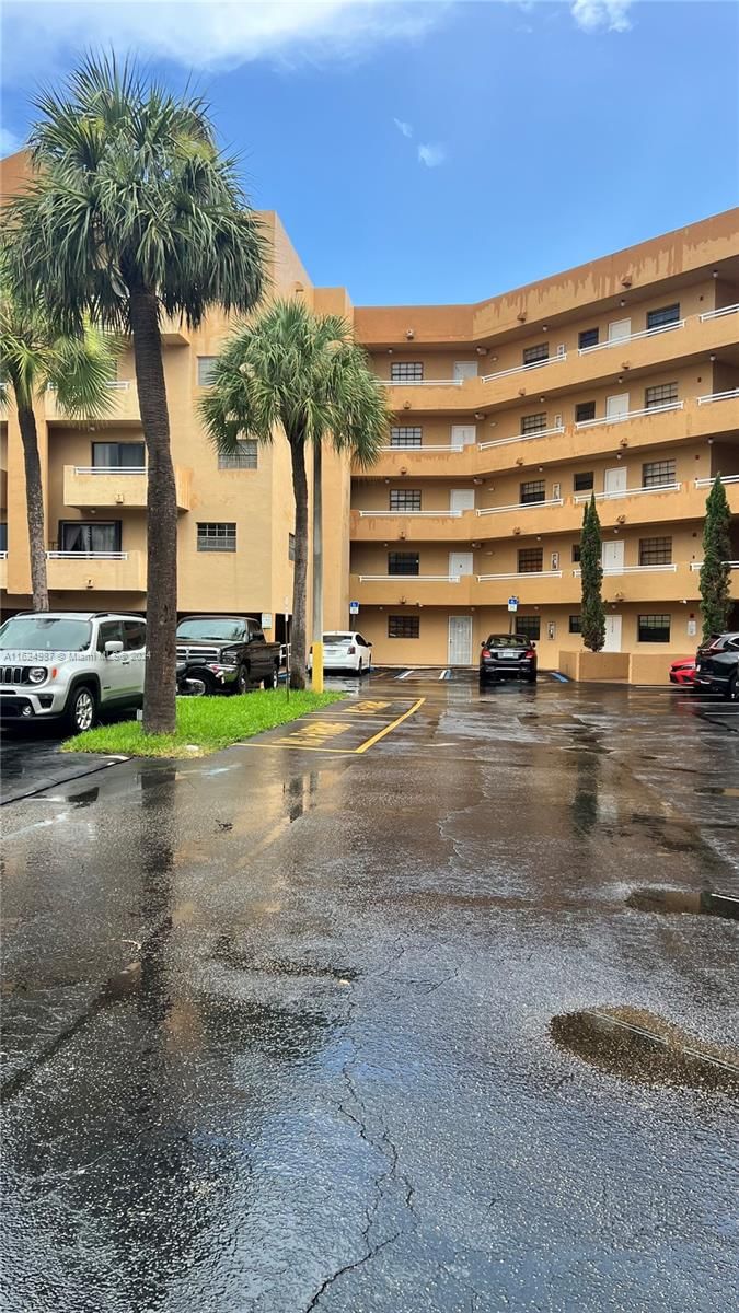 Real estate property located at 15969 64th Ave #213, Miami-Dade County, CELEBRITY POINT CONDO, Miami Lakes, FL