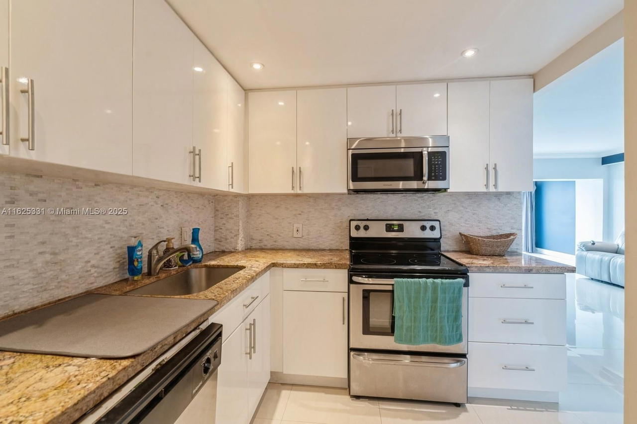 Real estate property located at 4400 Hillcrest Dr #916B, Broward, Hillcrest No 21 Condo, Hollywood, FL