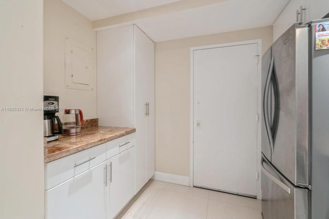 Real estate property located at 4400 Hillcrest Dr #916B, Broward, Hillcrest No 21 Condo, Hollywood, FL