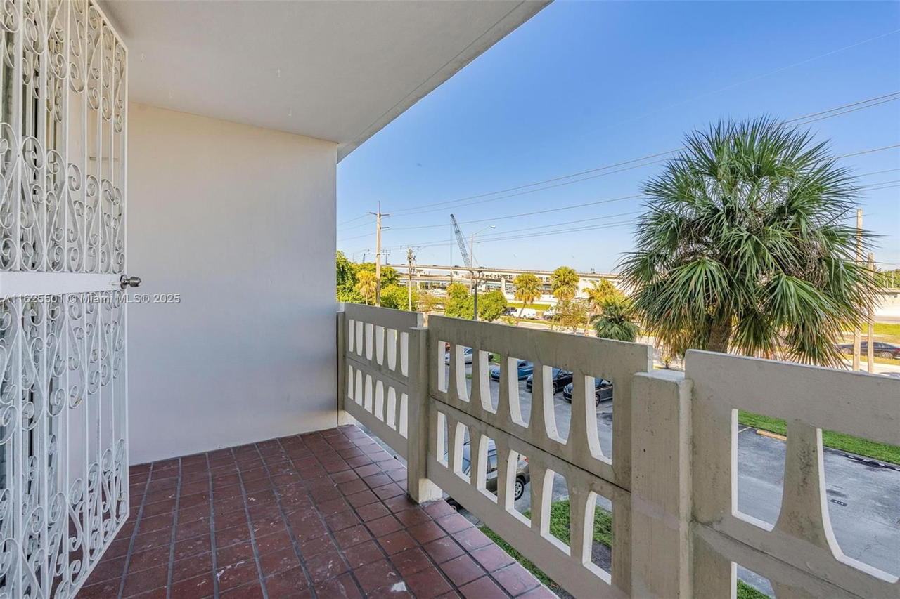 Real estate property located at 15600 7th Ave #306, Miami-dade, Parkway Towers Bldg 1 Con, Miami, FL