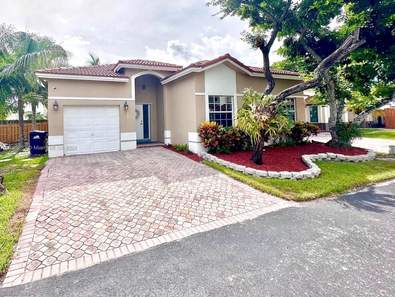 Real estate property located at 9000 215th Ter, Miami-Dade County, LAKES BY THE BAY SEC 8, Cutler Bay, FL