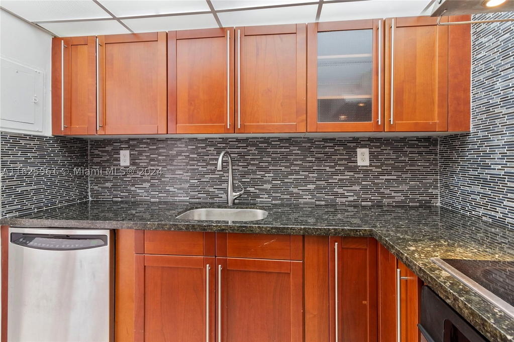 Real estate property located at 1200 West Ave #515, Miami-dade, Mirador 1200 Condo, Miami Beach, FL