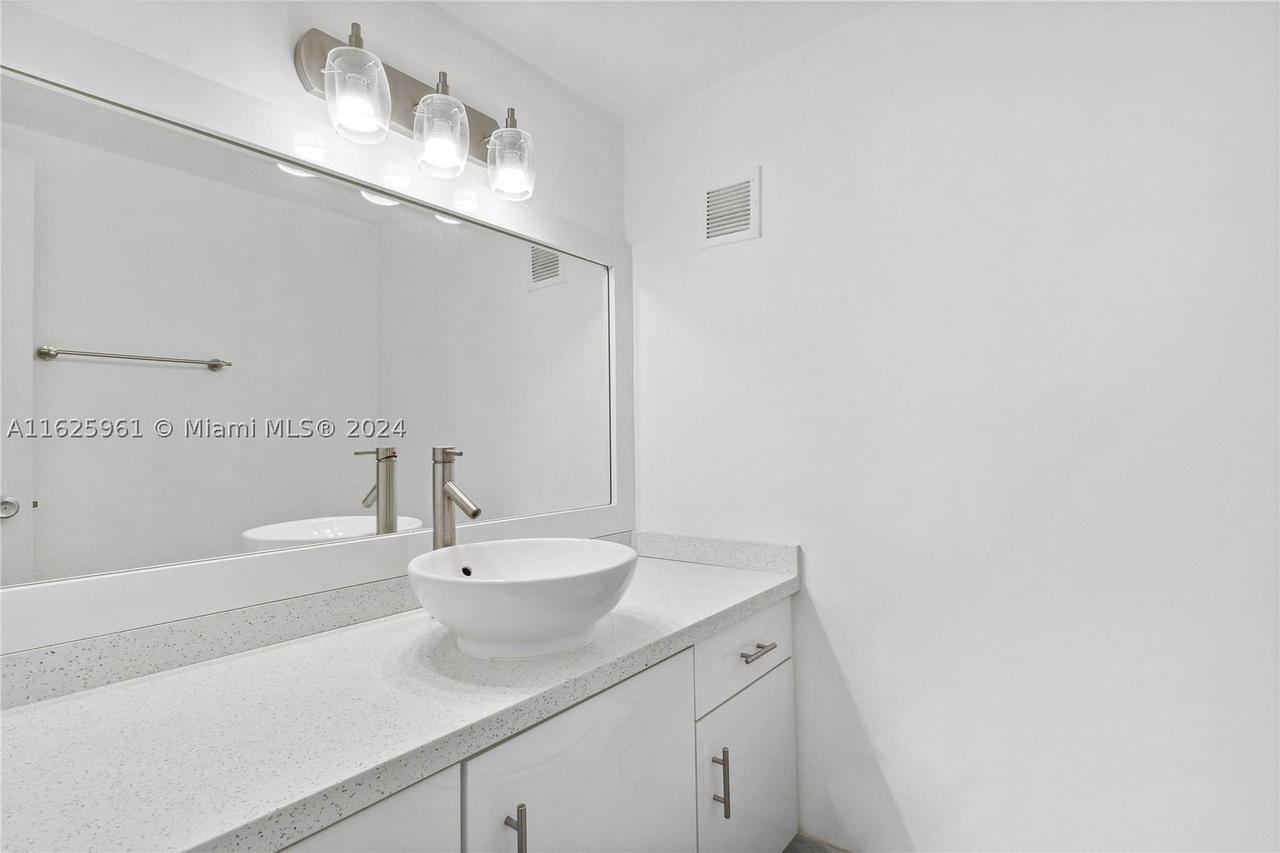 Real estate property located at 1200 West Ave #515, Miami-dade, Mirador 1200 Condo, Miami Beach, FL