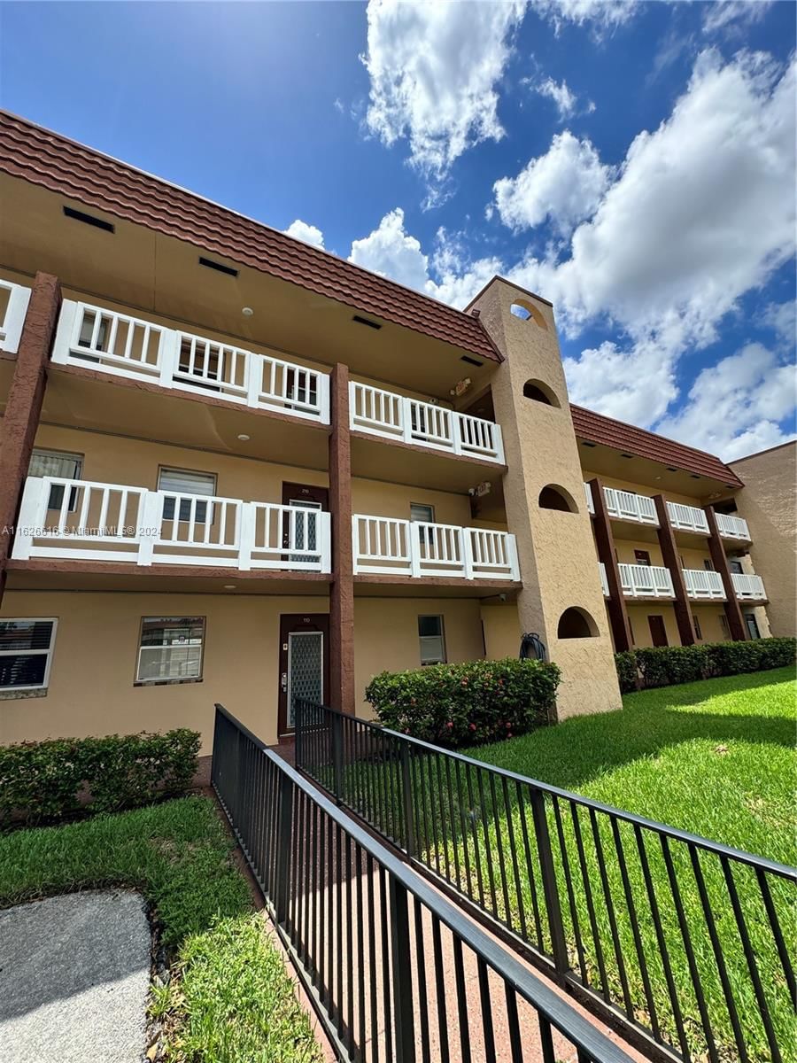 Real estate property located at 9041 Sunrise Lakes Blvd #110, Broward County, SUNRISE LAKES 90 CONDO, Sunrise, FL