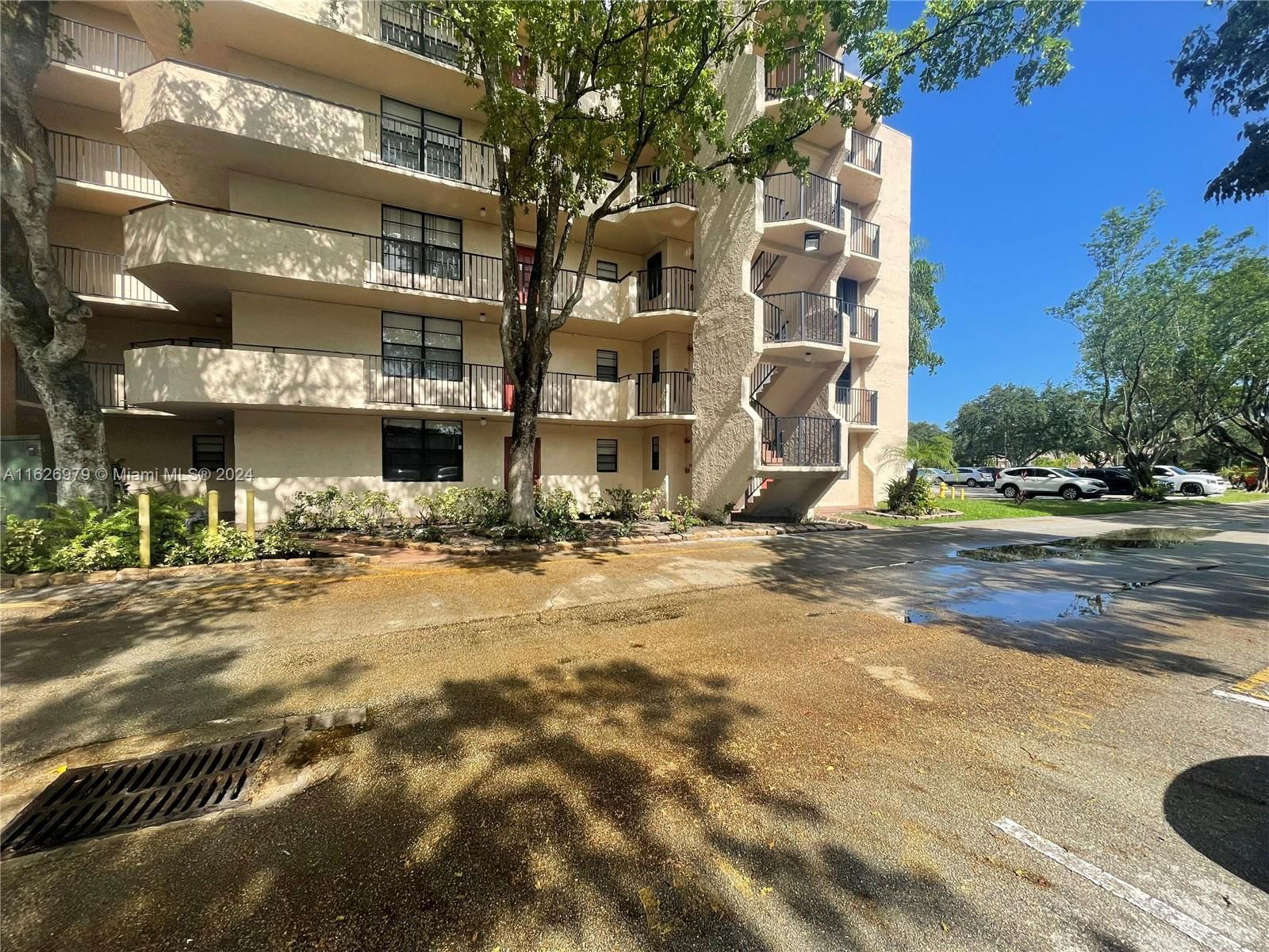 Real estate property located at 3550 Blue Lake Dr #403, Broward, BLUE LAKE APTS CONDO, Pompano Beach, FL