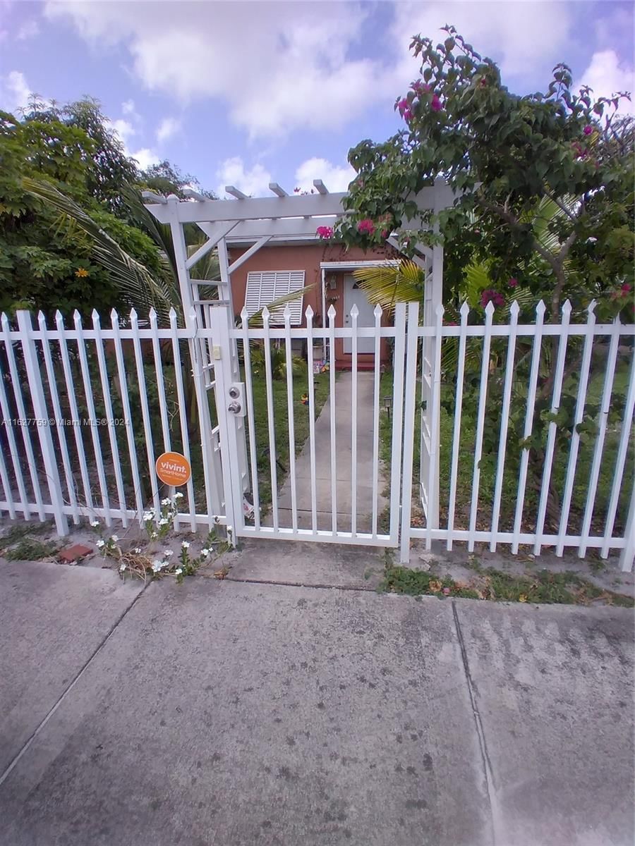 Real estate property located at 1050 142nd St, Miami-Dade County, HYDE PARK MANOR, Miami, FL