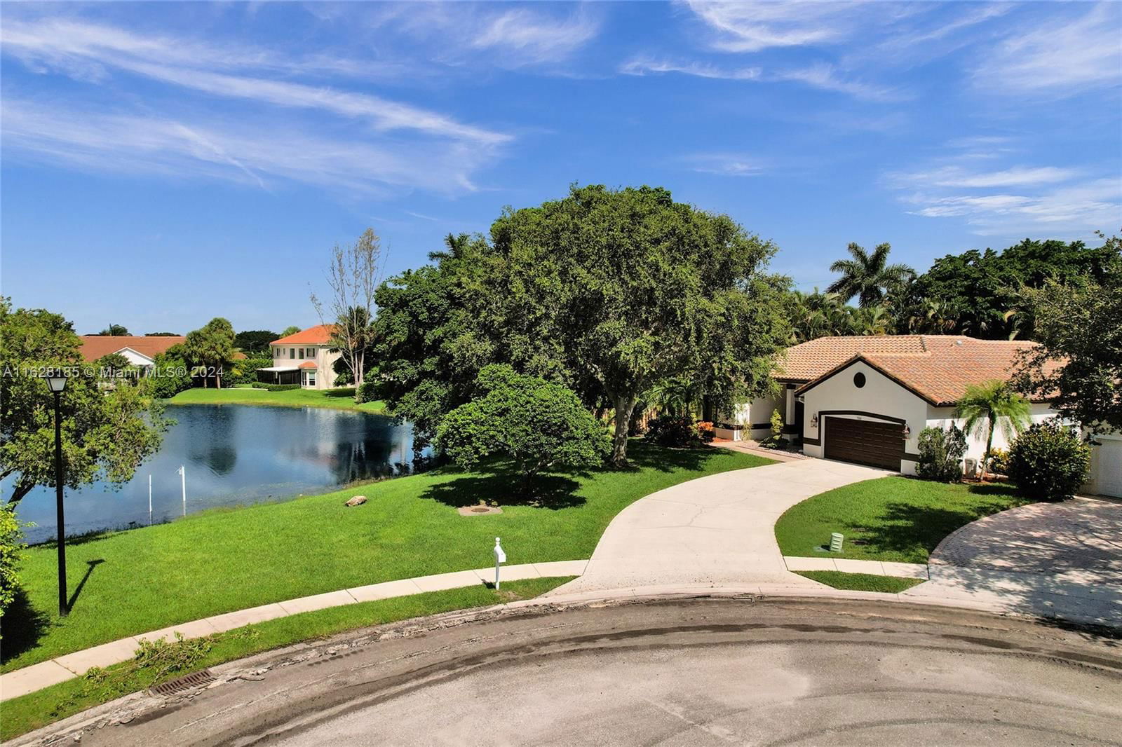 Real estate property located at 7010 Oakshire Ct, Palm Beach County, LAKE CHARLESTON TR CC, Lake Worth, FL