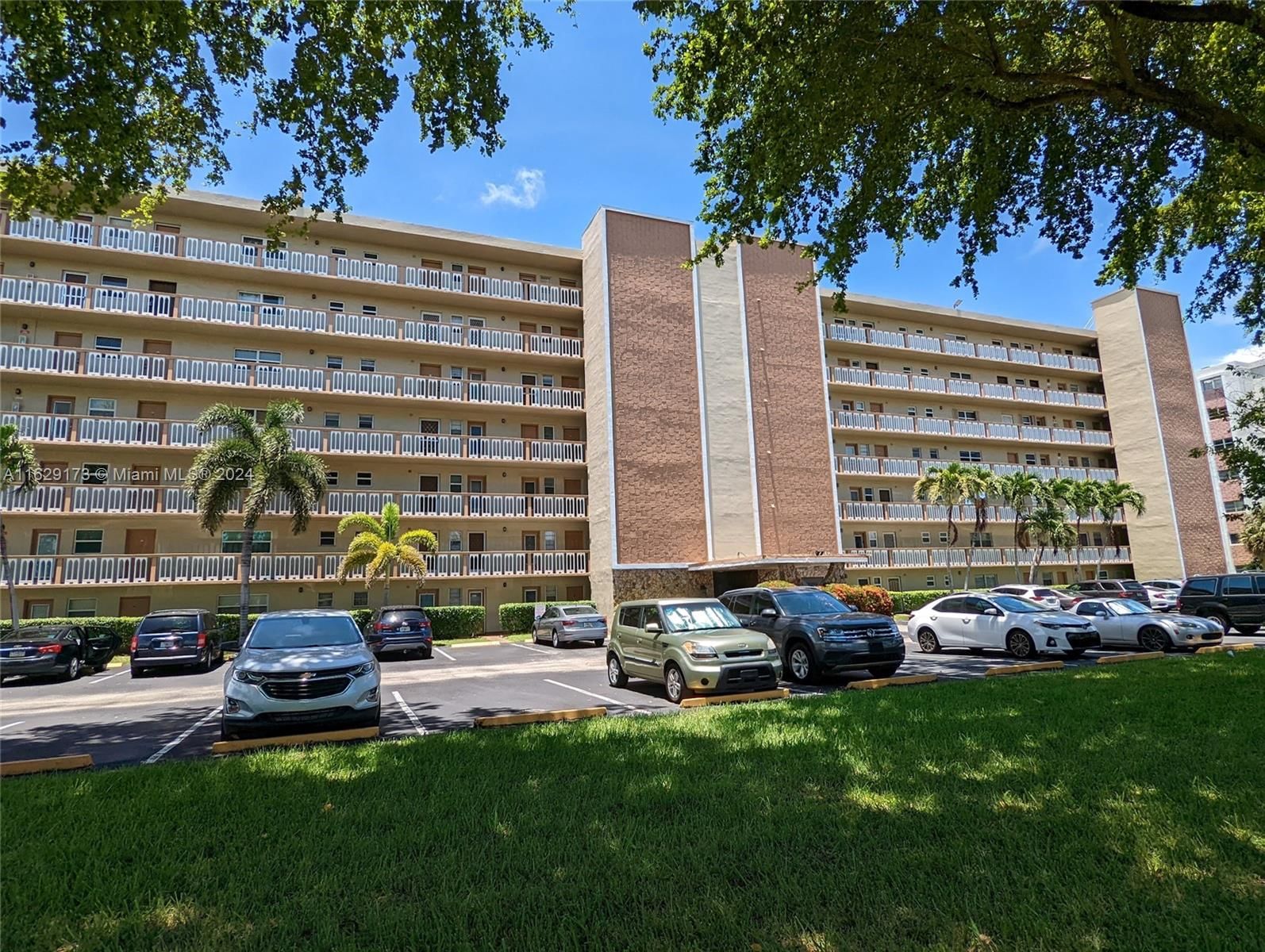 Real estate property located at 900 12th Ave #305, Broward, MEADOWBROOK CONDO APTS BL, Hallandale Beach, FL