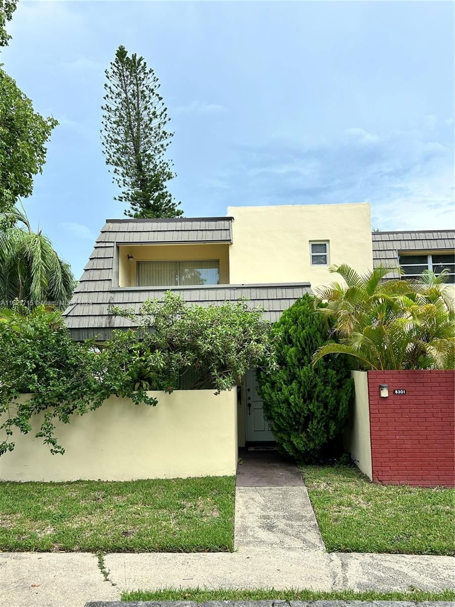 Real estate property located at 8301 137th Ave, Miami-Dade County, KENDALE LK TOWNHOUSE COND, Miami, FL