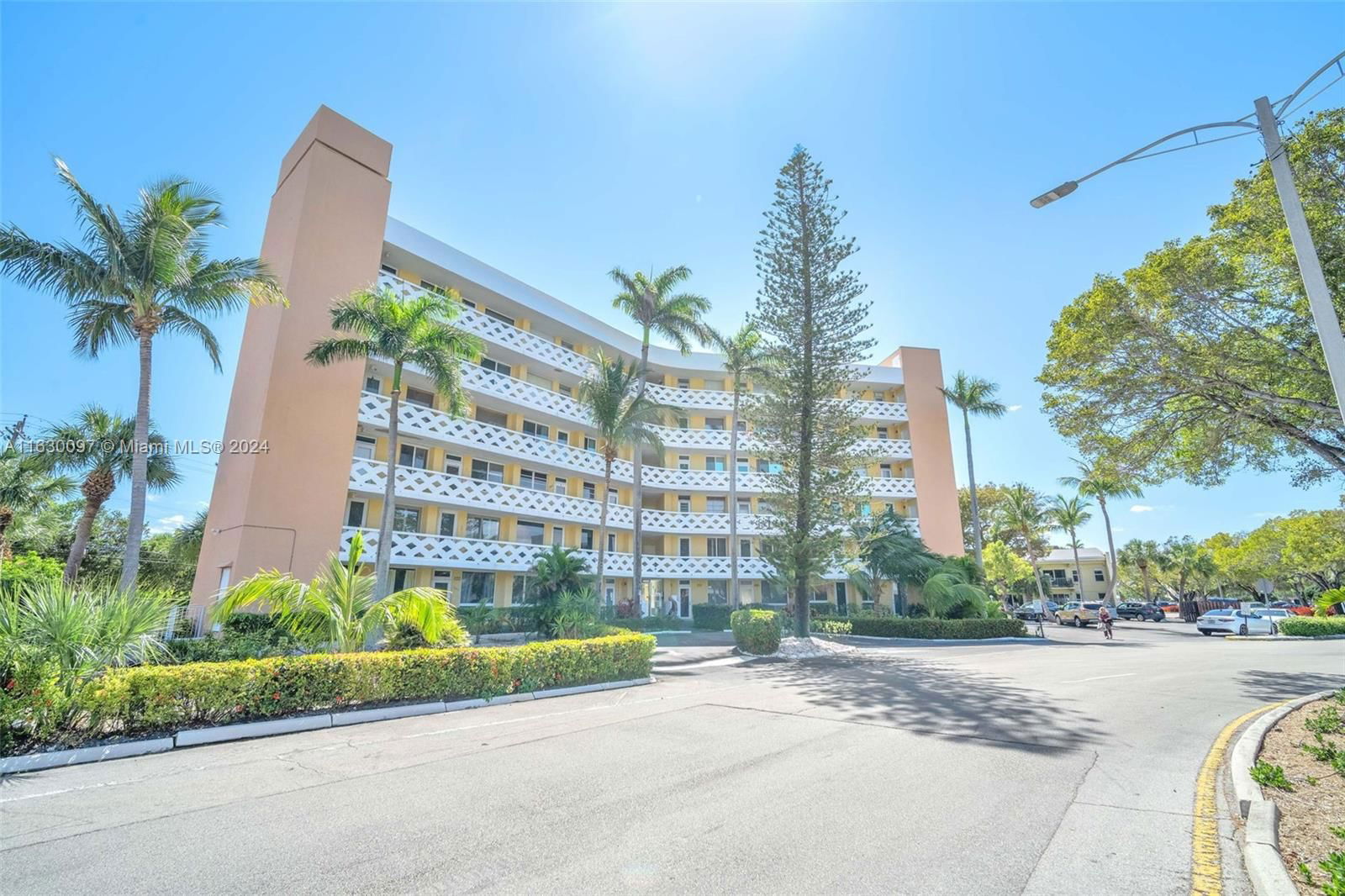 Real estate property located at 2400 9th St #603, Broward County, OCEAN SUNRISE CO-OP, Fort Lauderdale, FL