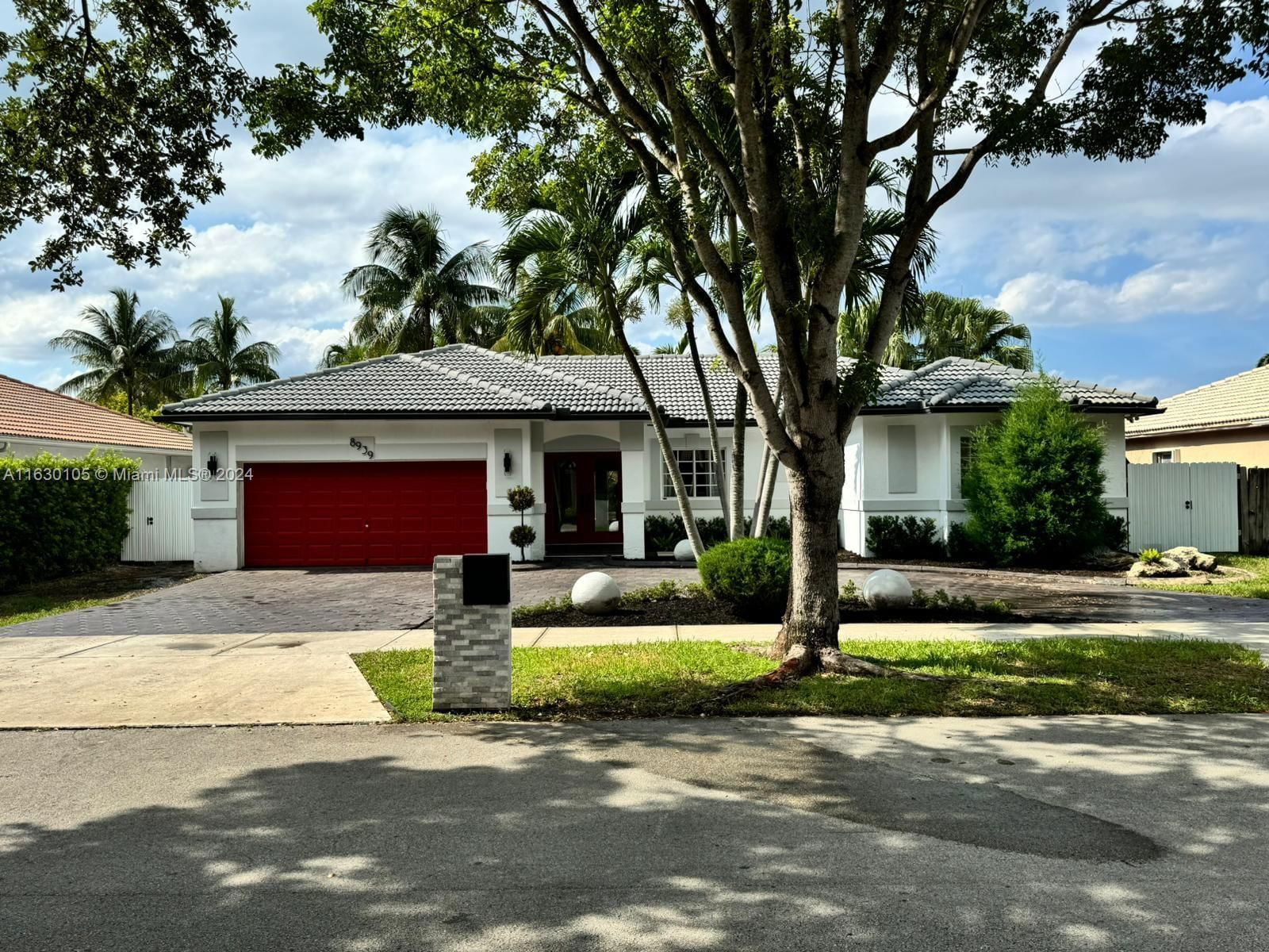 Real estate property located at 8939 165th Ter, Miami-Dade County, ROYAL GARDEN ESTATES, Miami Lakes, FL
