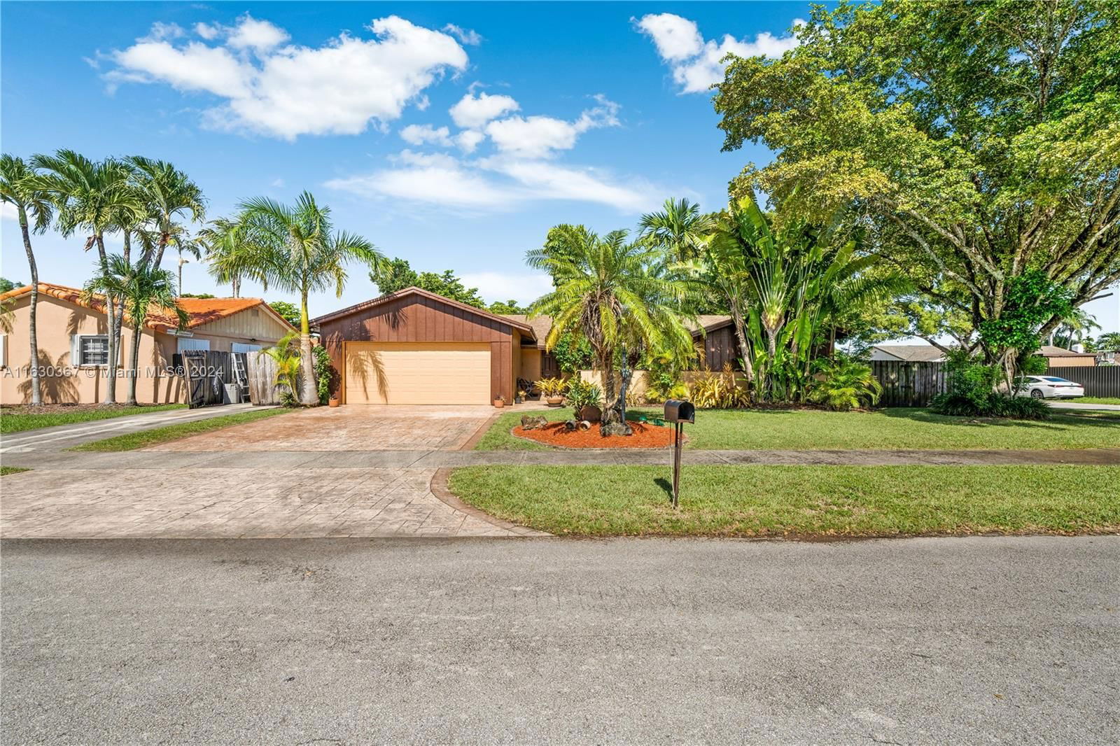 Real estate property located at 10525 139th Ct, Miami-Dade County, CARAVEL COUNTRY, Miami, FL