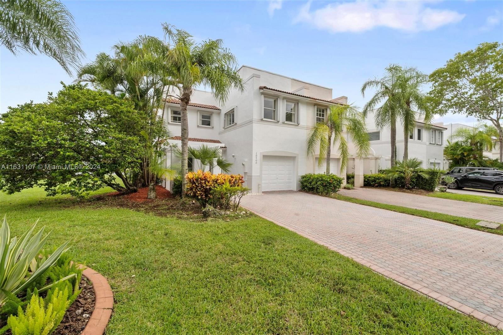 Real estate property located at 10900 62nd Ter, Miami-Dade, DORAL ISLES ANTIGUA, Doral, FL