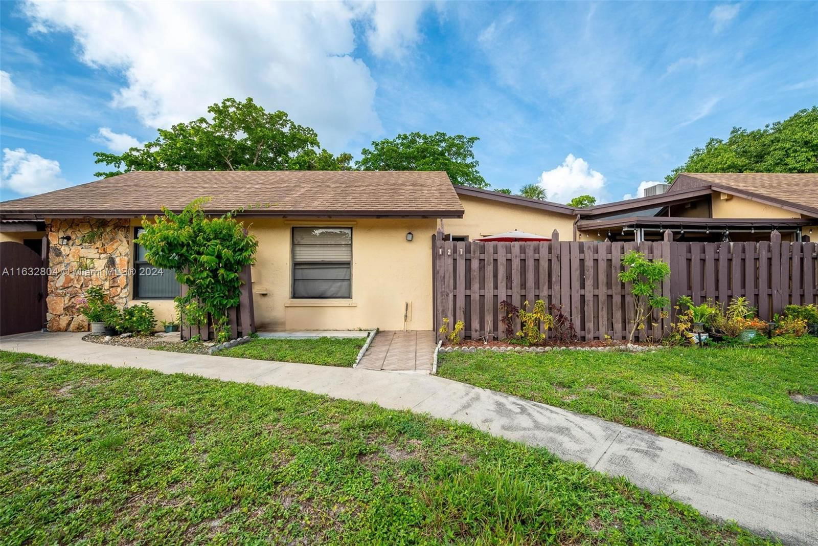 Real estate property located at 127 Gate Rd #2-65, Broward, VILLAS AT CARRIAGE HILLS, Hollywood, FL