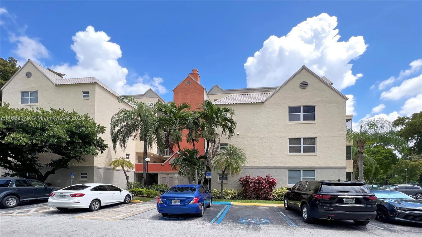 Real estate property located at 8323 Lake Dr #406, Miami-Dade, LAS VISTAS AT DORAL CONDO, Doral, FL