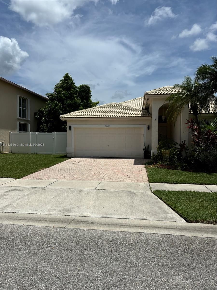 Real estate property located at 1967 170th Ter, Broward, PEMBROKE ISLES 1, Pembroke Pines, FL