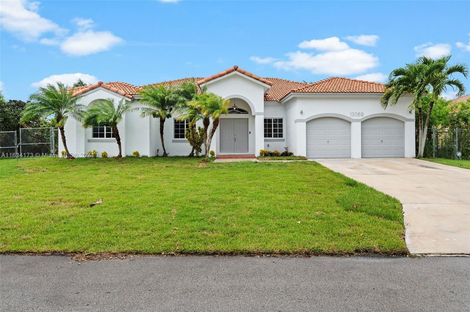 Real estate property located at 13069 220th Ter, Miami-Dade, ESTATE MANSIONS, Miami, FL