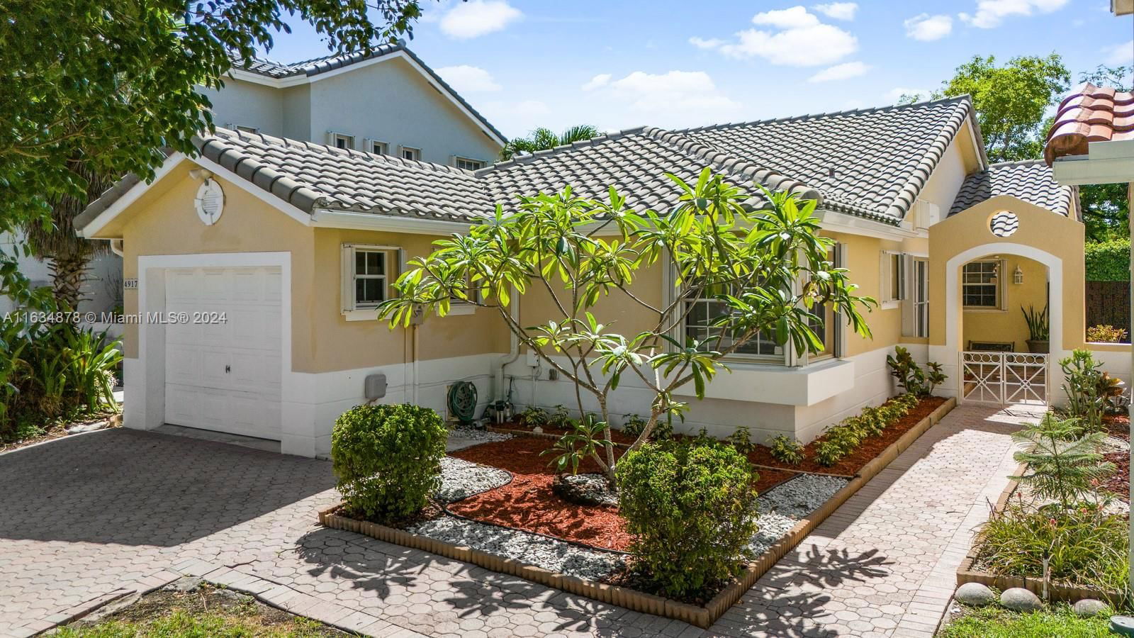 Real estate property located at 4917 154th Ave, Miami-Dade, LAKES OF THE MEADOW-MEADO, Miami, FL