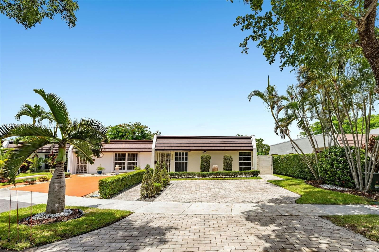 Real estate property located at 6729 Crooked Palm Ln, Miami-Dade, MIAMI LAKES LAKE HILDA TO, Miami Lakes, FL