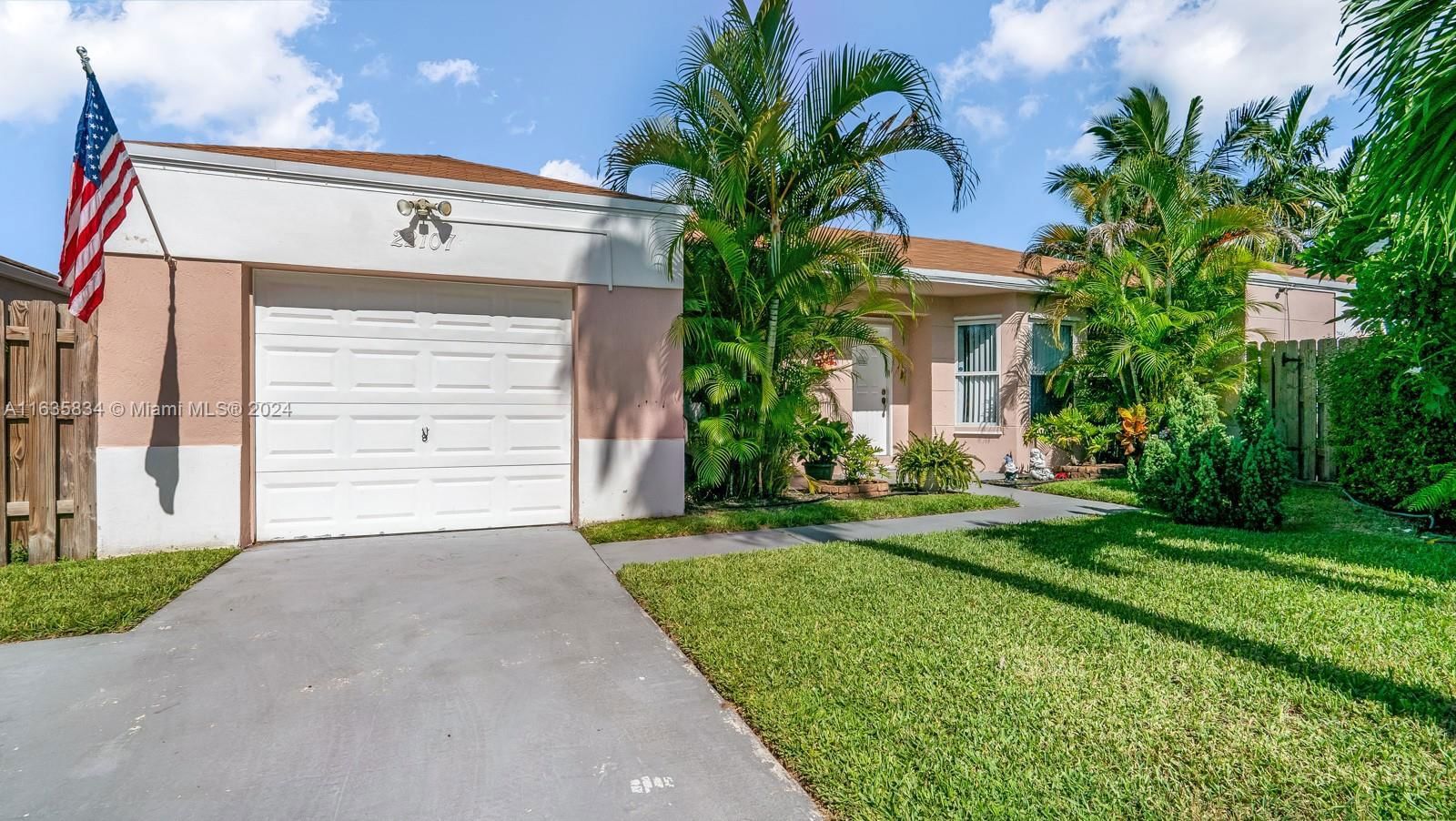 Real estate property located at 22107 97th Ct, Miami-Dade, LAKES BY THE BAY SEC 5, Cutler Bay, FL