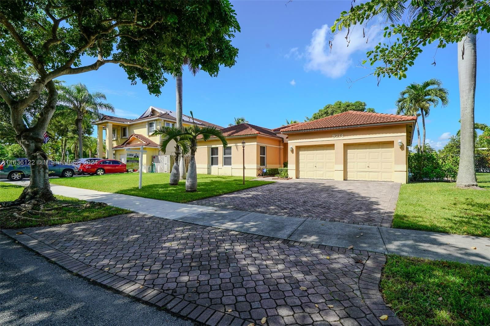 Real estate property located at 9214 212th Ter, Miami-Dade, LAKES BY THE BAY SEC 10, Cutler Bay, FL