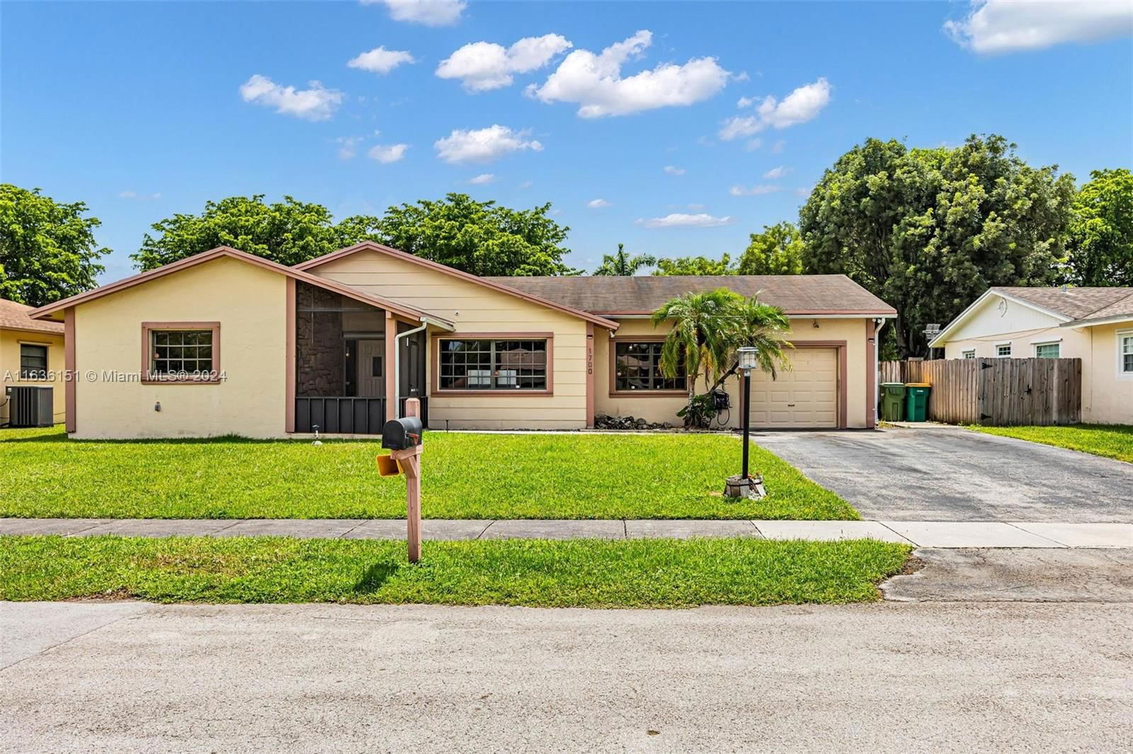 Real estate property located at 1700 Curlew Ln, Miami-Dade, HOMESTEAD LAKES FARMLIFE, Homestead, FL