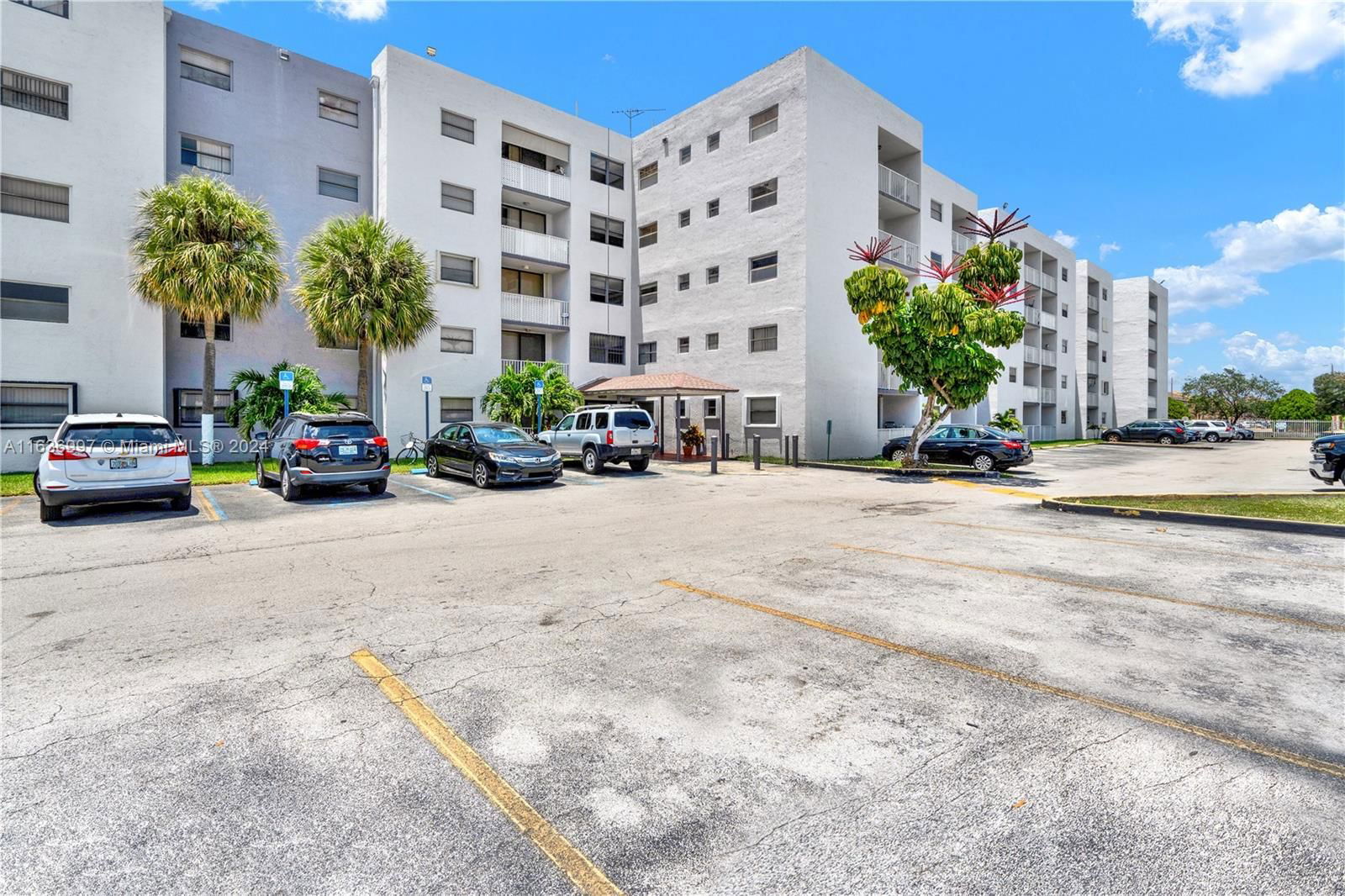 Real estate property located at 8145 7th St #411, Miami-Dade, FONTAINEBLEAU GARDENS, Miami, FL