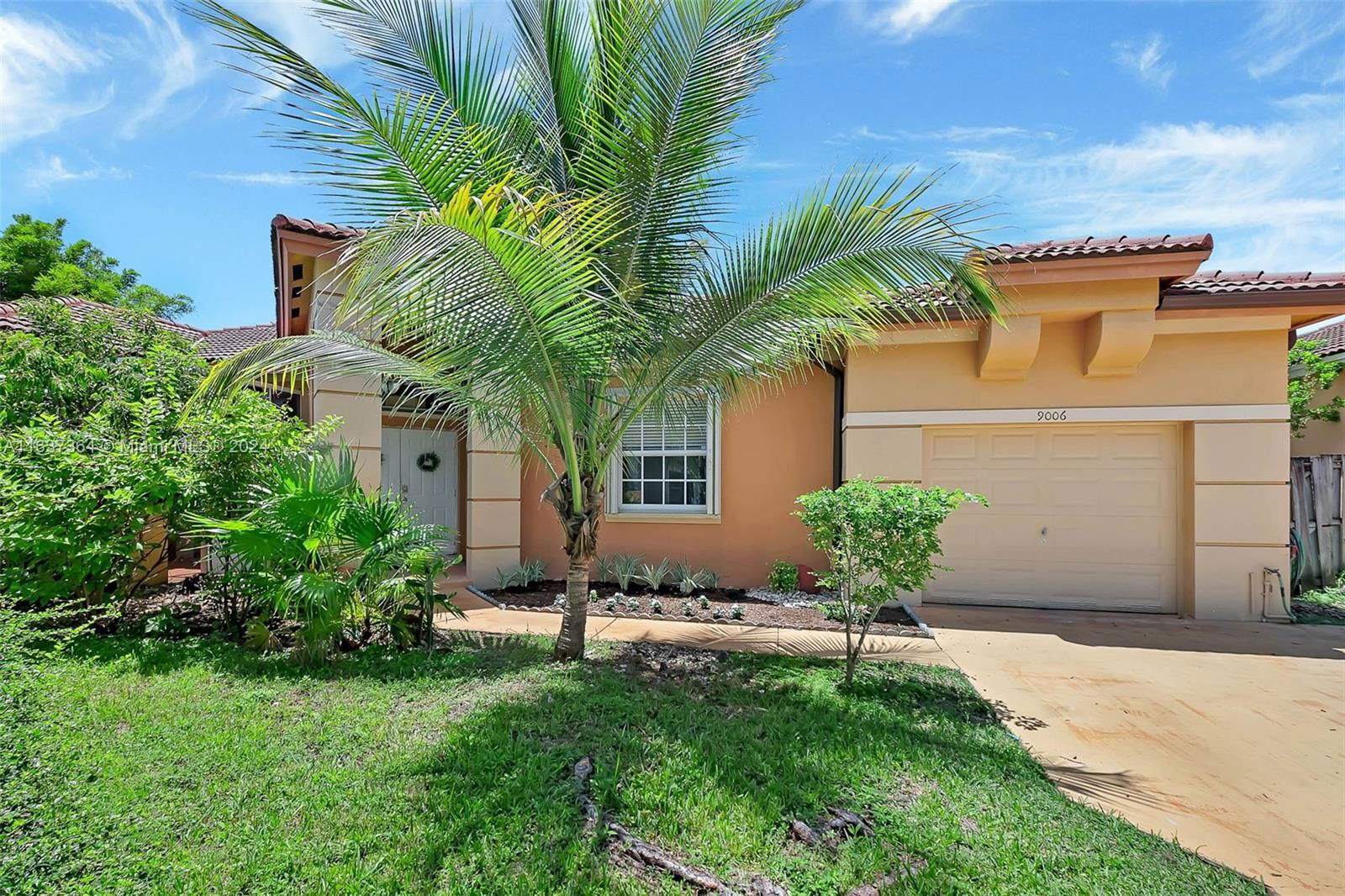 Real estate property located at 9006 214th Ln, Miami-Dade, LAKES BY THE BAY SEC 8, Cutler Bay, FL