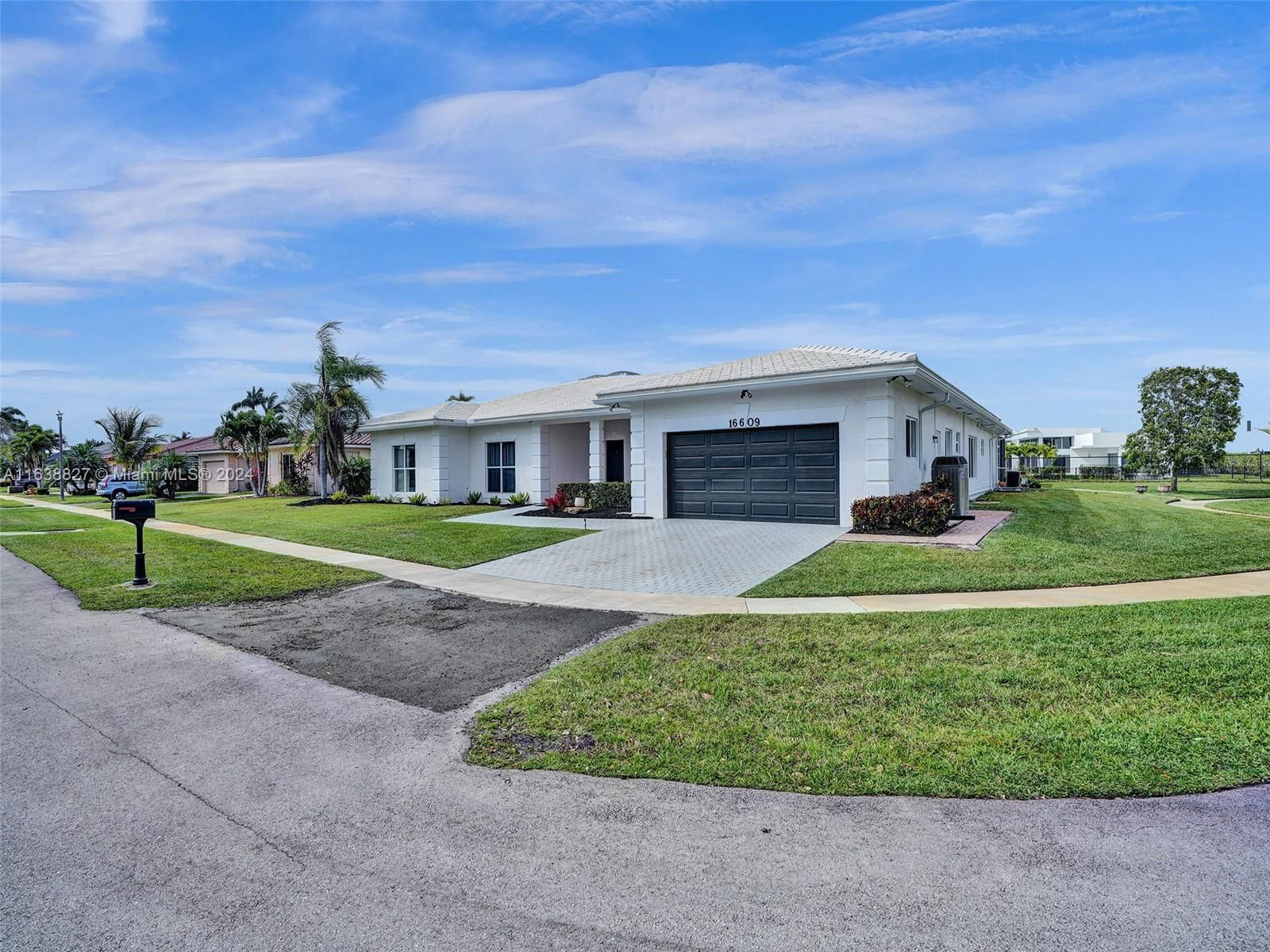 Real estate property located at 16609 Golfview Dr, Broward, BONAVENTURE LAKES 3RD ADD, Weston, FL