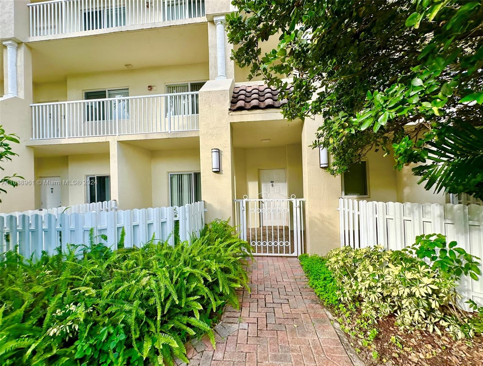 Real estate property located at 10700 66th St #112, Miami-Dade, CAPTIVA CONDO F, Doral, FL