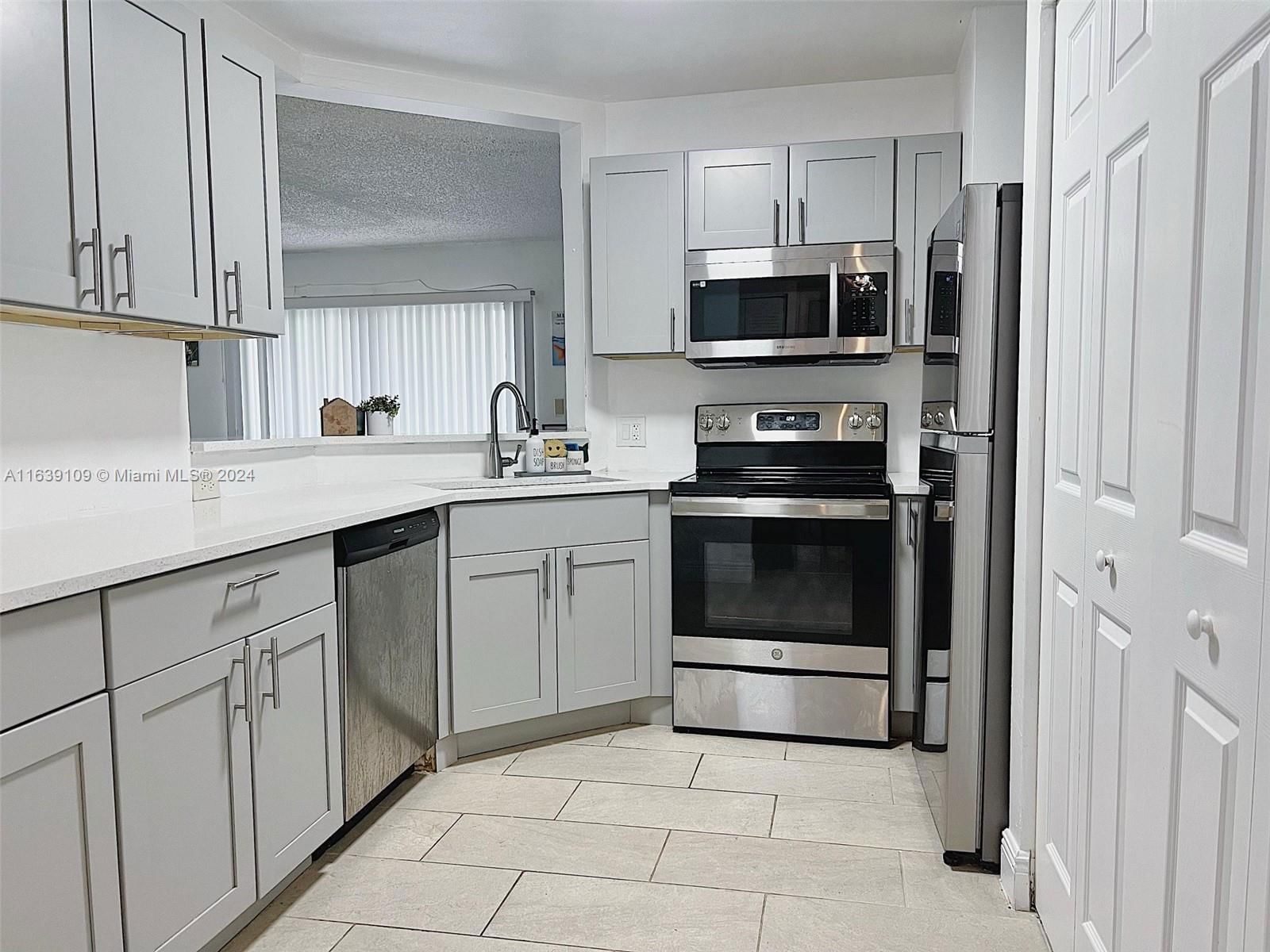 Real estate property located at 3461 44th St #106, Broward, SUMMER LAKE, Oakland Park, FL