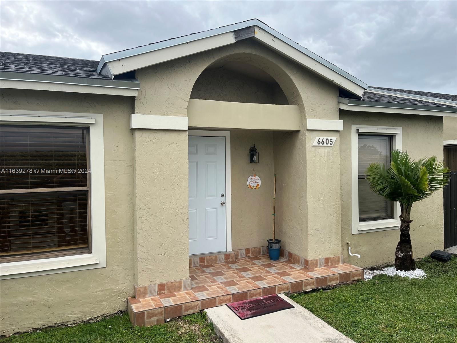 Real estate property located at 6605 152nd Ct #05-40, Miami-Dade, WESTWIND LAKES GARDEN HOM, Miami, FL