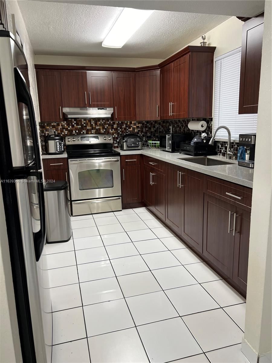 Real estate property located at 6060 21st Ct #403, Miami-Dade, VALENCIA TOWERS CONDO, Hialeah, FL