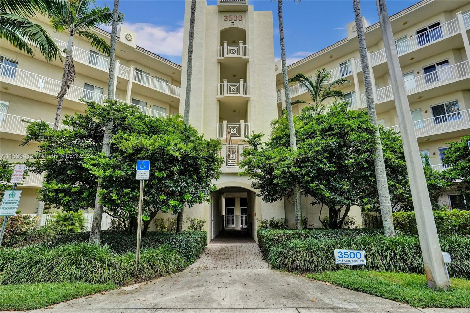 Real estate property located at 3500 Oaks Clubhouse Dr #501, Broward, ROYAL POINT AT PALM AIRE, Pompano Beach, FL