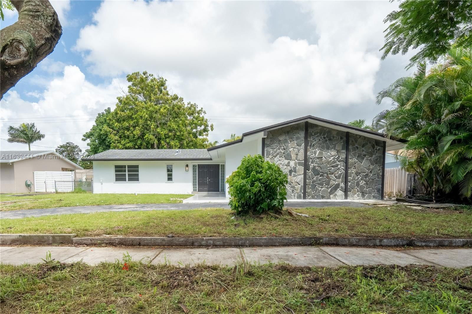 Real estate property located at 19520 Lenaire Dr, Miami-Dade, POINT ROYALE SEC 1, Cutler Bay, FL