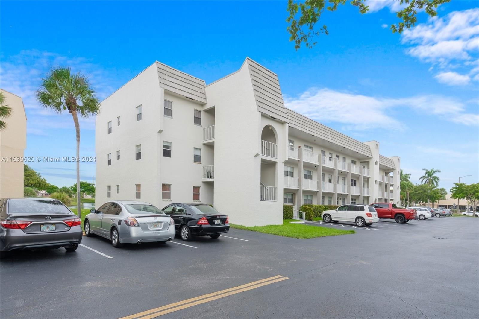 Real estate property located at 8350 Sunrise Lakes Blvd #304, Broward, SUNRISE LAKES 54 CONDO, Sunrise, FL