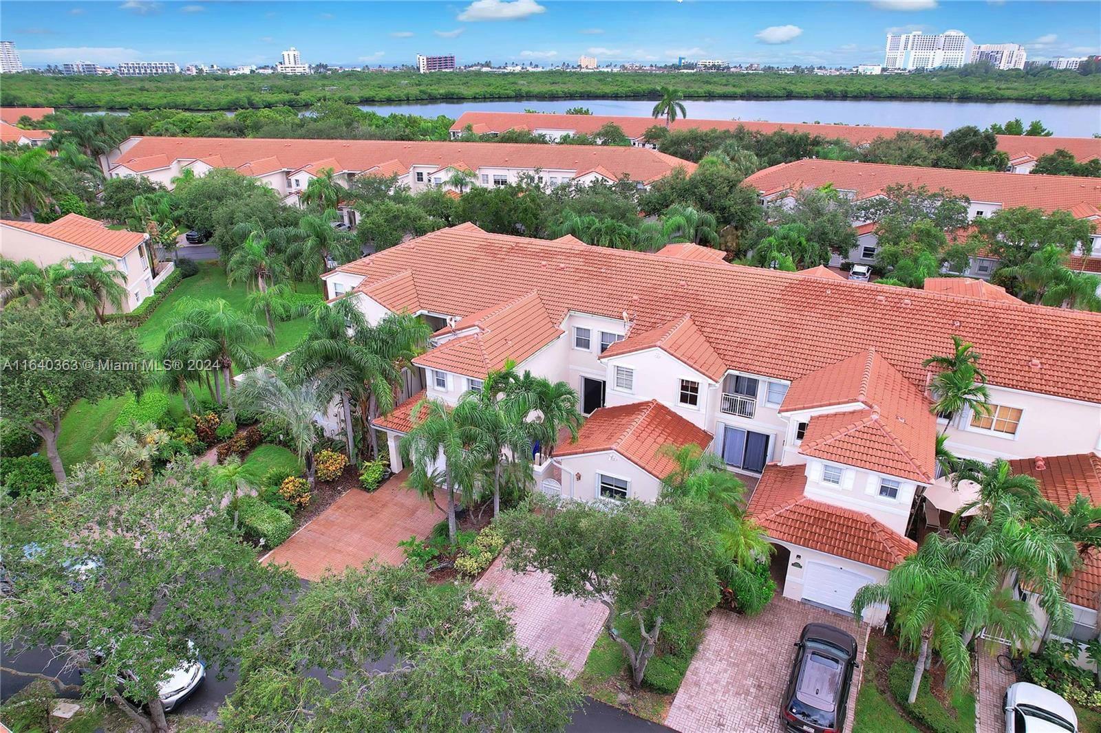 Real estate property located at 1605 Seagrape Way #1605, Broward, West Lake Village Plat, Hollywood, FL