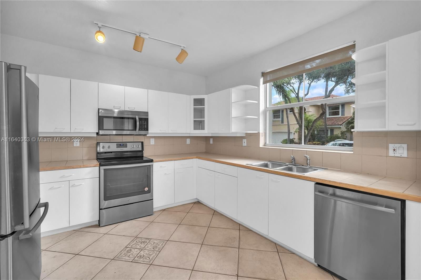 Real estate property located at 1605 Seagrape Way #1605, Broward, West Lake Village Plat, Hollywood, FL