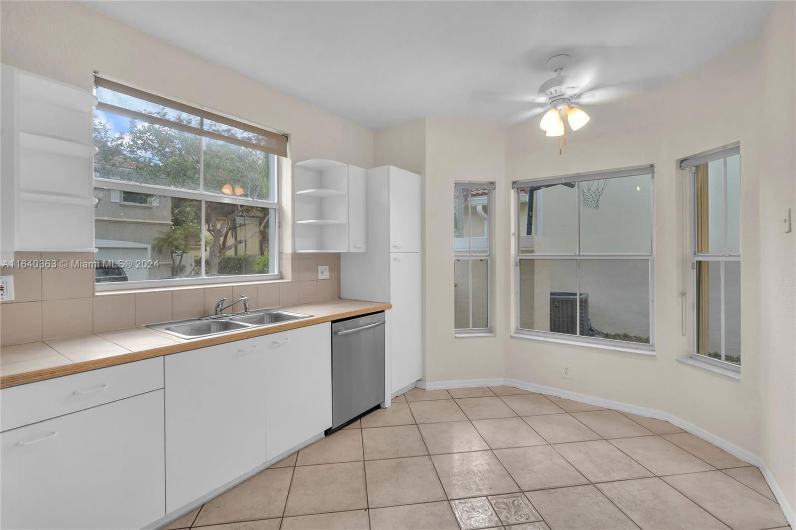 Real estate property located at 1605 Seagrape Way #1605, Broward, West Lake Village Plat, Hollywood, FL