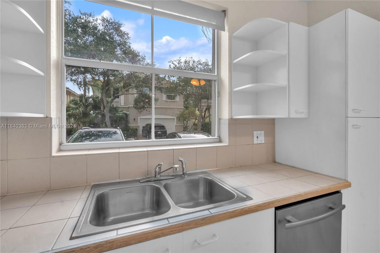 Real estate property located at 1605 Seagrape Way #1605, Broward, West Lake Village Plat, Hollywood, FL