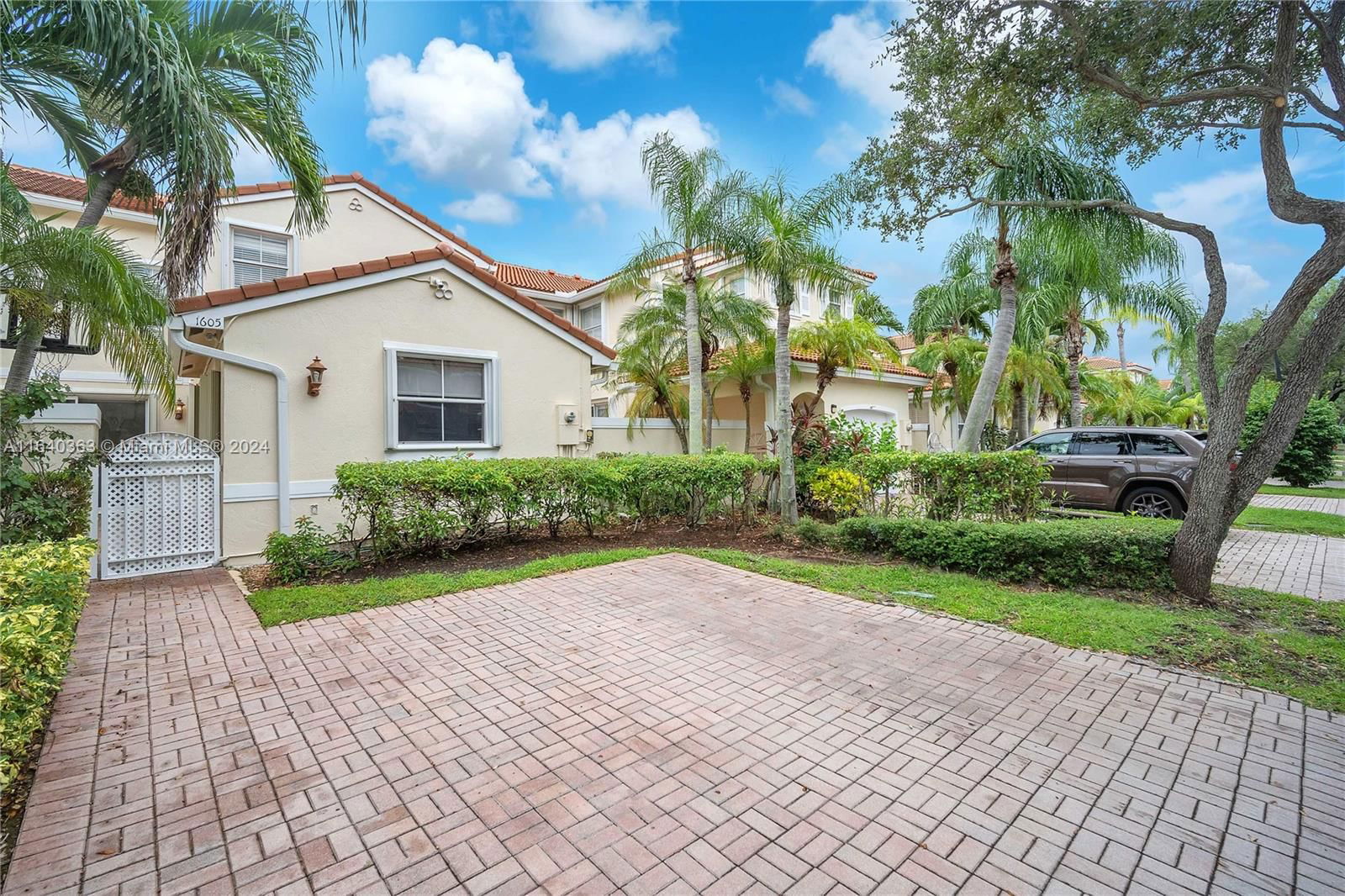 Real estate property located at 1605 Seagrape Way #1605, Broward, West Lake Village Plat, Hollywood, FL