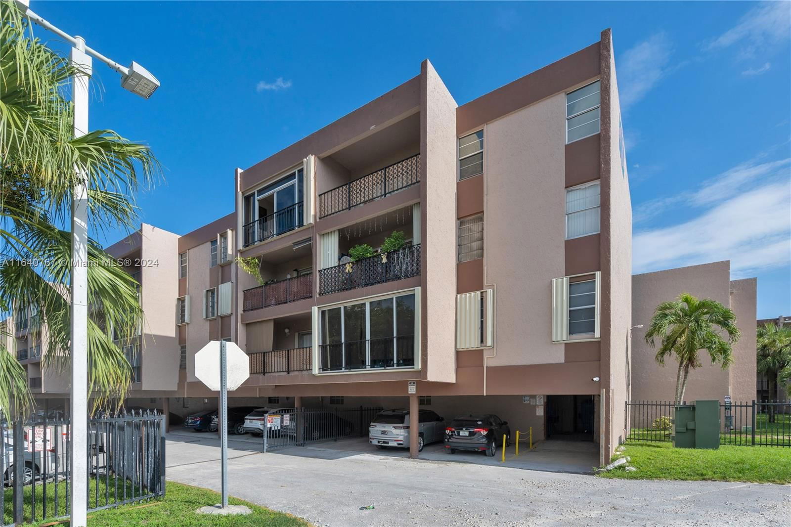 Real estate property located at 1900 68th St B402, Miami-Dade, LOS ARBOLES CONDO, Hialeah, FL