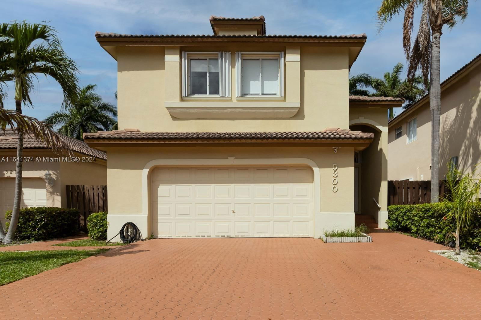 Real estate property located at 5300 113th Pl, Miami-Dade, DORAL LANDINGS EAST, Doral, FL