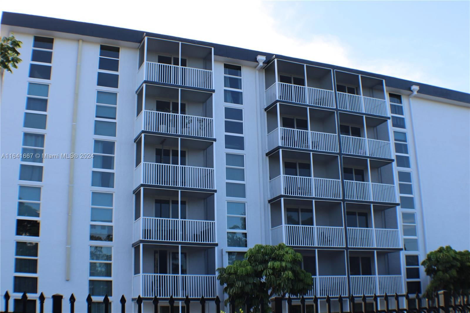 Real estate property located at 16950 Dixie Hwy B220, Miami-Dade, WOODSIDE APTS CONDO, North Miami Beach, FL