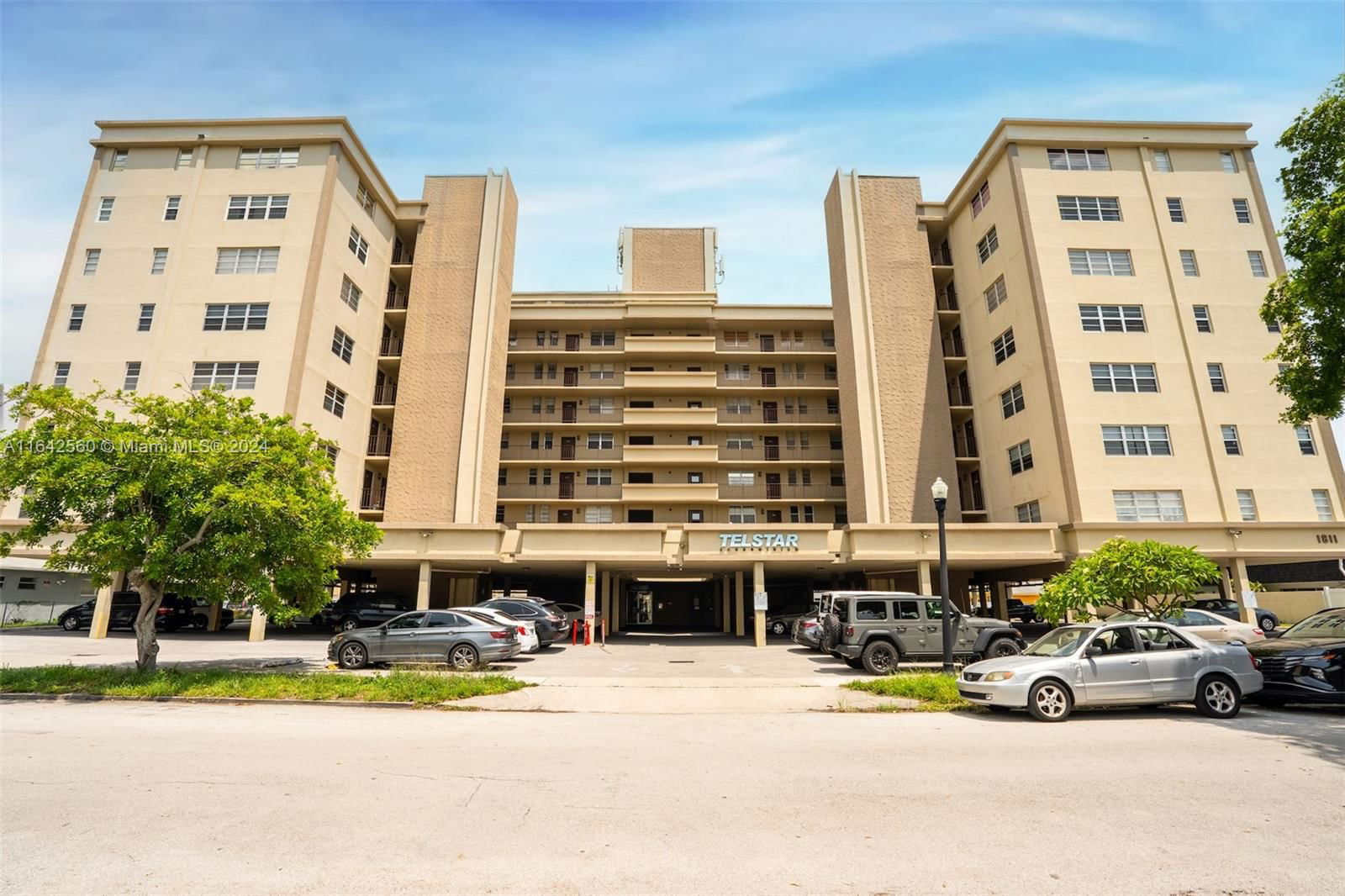 Real estate property located at 1811 Jefferson St #501, Broward, TELSTAR CONDOMINIUM INC, Hollywood, FL