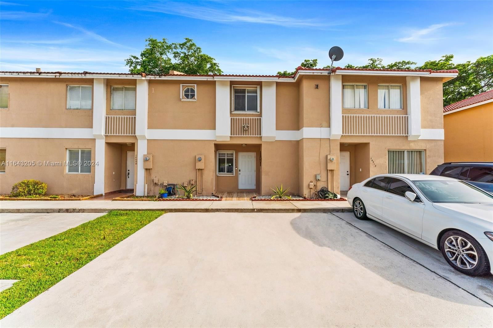 Real estate property located at 14008 179th St #14008, Miami-Dade, WEITZER SERENA LAKES TOWN, Miami, FL